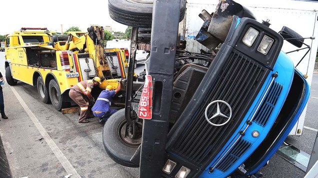Caminhão tombou matando o motorista na madrugada de sexta-feira (04/04), na pista expressa da Marginal Tietê em São Paulo Caminhão tombou matando o motorista na madrugada de sexta-feira (04/04), na pista expressa da Marginal Tietê em São Paulo