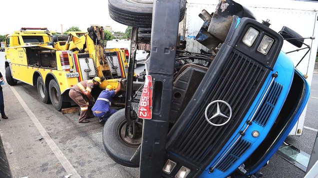 Caminhão tomba e deixa o motorista morto na madrugada desta sexta-feira (4), na pista expressa da Marginal Tietê em São Paulo, na altura da ponte dos Remédios