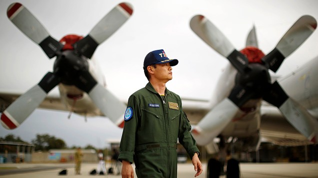 Comandante da Força de Auto-Defesa Marítima do Japão foi retratado em frente a um avião P-3C Orion, usado nas buscas da aeronave desaparecida da Malaysia Airlines Comandante da Força de Auto-Defesa Marítima do Japão foi retratado em frente a um avião P-3C Orion, usado nas buscas da aeronave desaparecida da Malaysia Airlines