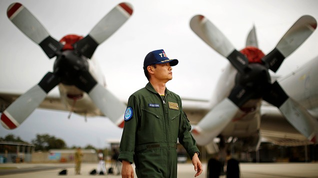 Comandante da Força de Auto-Defesa Marítima do Japão é retratado em frente a um avião P-3C Orion, usado nas buscas da aeronave desaparecida da Malaysia Airlines, na Base de Pearce perto de Perth, na Austrália