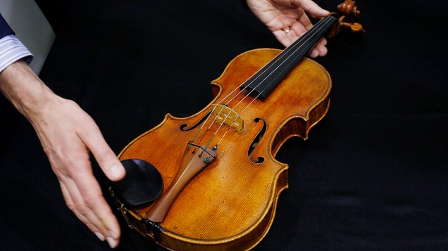 A viola MacDonald, feita pelo famoso artesão italiano Antonio Stradivarius em 1719, foi exibida durante prévia do leilão da Sotheby, em Hong Kong<br> 