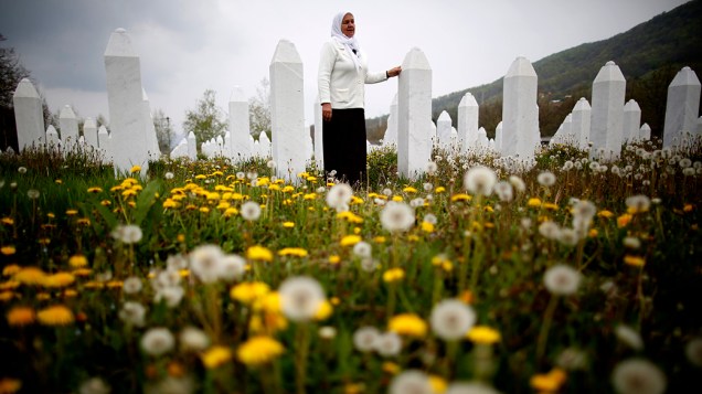 Em Potocari, mulher visita túmulo de parentes mortos no massacre de Srebrenica. Em 1995, cerca de 8.000 bósnios foram assassinados sob o comando do general Ratko Mladić