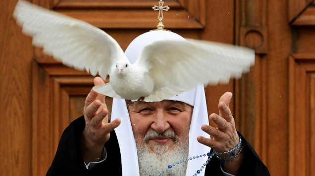 Patriarca ortodoxo solta pomba durante evento, na Rússia, nesta segunda-feira (07)