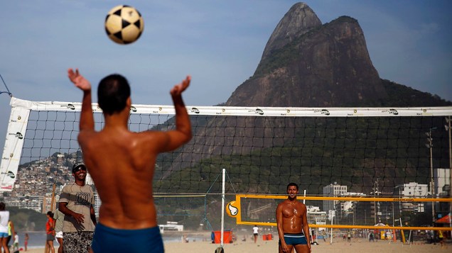 Cariocas aproveitam o calor e jogam vôlei na praia de Ipanema