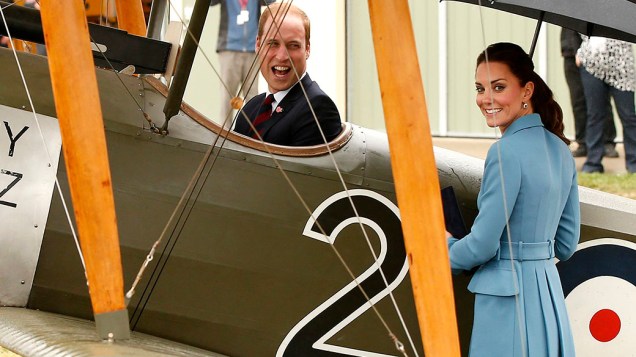 O príncipe William em um antigo avião de guerra durante visita ao Centro de Aviação de Omaka, na Nova Zelândia
