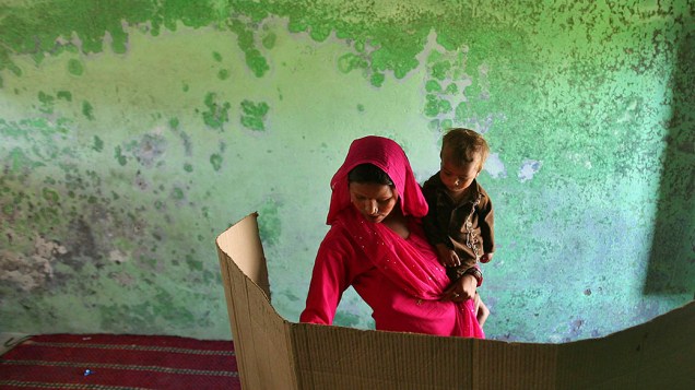 Mulher em cabine de votação em Jammu, na Índia. Considerada a maior eleição do mundo, com 815 milhões de eleitores registrados