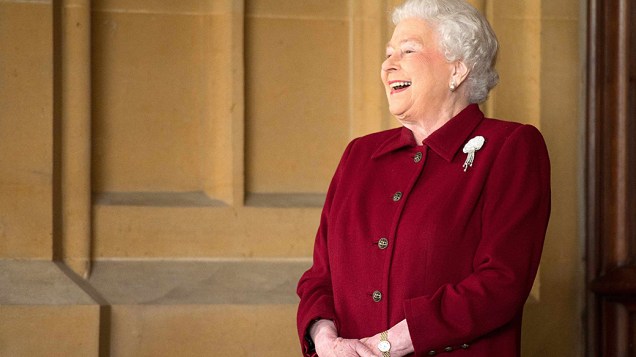 A rainha Elizabeth II ri após despedir-se do Presidente da Irlanda Michael D. Higgins e sua esposa Sabina no Castelo de Windsor