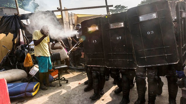 Polícia de choque usa gás de pimenta contra os moradores da favela Telerj durante reintegração de posse no Rio de Janeiro