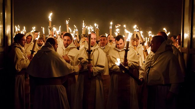 Penitentes da irmandade do Cristo de la Buena Muerte em uma procissão durante a Semana Santa na cidade espanhola de Zamora