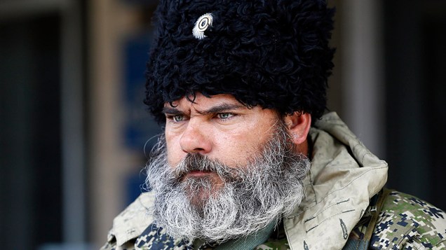 Um homem armado pró-Rússia fotografado nos arredores do gabinete do prefeito em Slaviansk, na Ucrânia