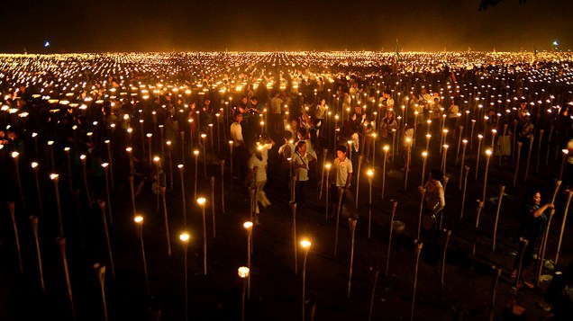 Voluntários acendem velas durante o evento Luz da Paz nas Filipinas na cidade de Oton. O evento alcançou um recorde mundial para a maior imagem formada à luz de velas com 56.690 velas formando o mapa das Filipinas, quebrando o recorde anterior, que pertencia ao Paquistão de dezembro de 2009 com 35.478 velas