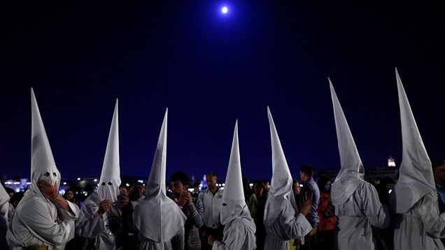 Penitentes da irmandade San Gonzalo participam de uma procissão da Semana Santa em Sevilha, na Espanha
