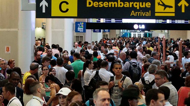 Movimentação intensa de passageiros no aeroporto Santos Dumont no Rio de Janeiro, RJ, na manhã desta terça-feira (15). O Aeroporto Santos Dumont está fechado para pousos, devido ao mau tempo, mas opera por instrumentos para decolagens