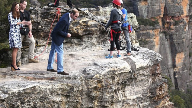 O príncipe William e a esposa Kate Middleton assistem a uma prática de montanhismo em Katoomba, na Austrália