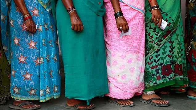 Mulheres fazem fila para votar em Rajnandgaon, na Índia