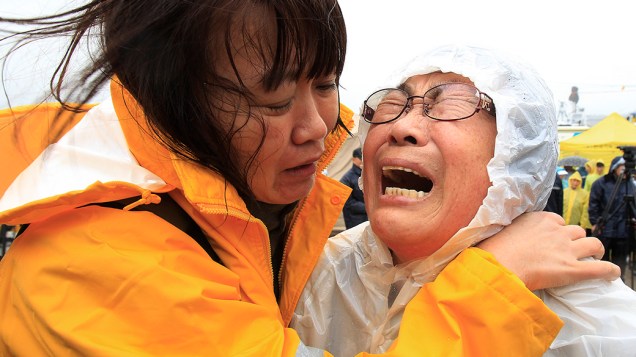 Mulher chora enquanto aguarda notícias de um familiar que estava a bordo da balsa que naufragou com 475 passageiros em Jindo, na Coreia do Sul
