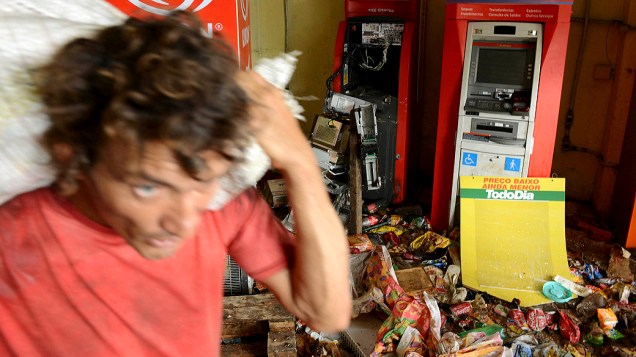 Vários supermercados e lojas de Salvador amanheceram arrombados e tiveram mercadorias roubadas e saqueadas. As ações criminosas ocorreram após o anúncio da greve da Polícia Militar na Bahia
