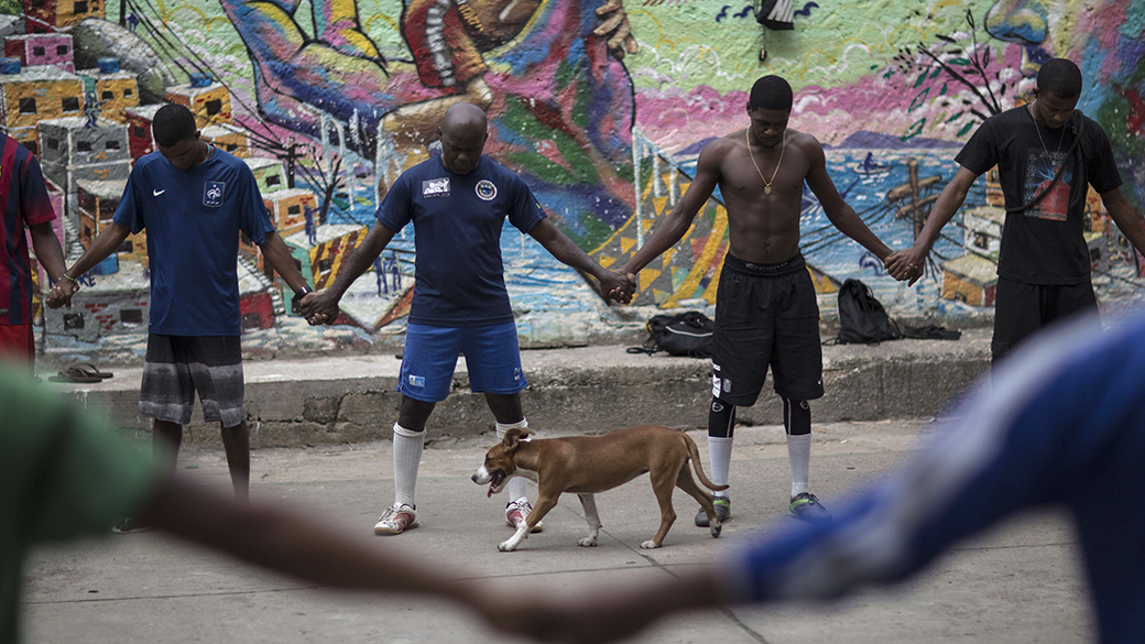 Após violenta madrugada de protestos pela morte de Douglas Rafael da Silva Pereira, amigos e vizinhos realizam uma prece em homenagem a vítima, no Rio de Janeiro
