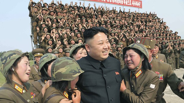 Imagem divulgada pelo jornal do Partido dos Trabalhadores Rodong Sinmun mostra o ditador norte-coreano cercado por soldados do sexo feminino durante manobras militares em Kangwon 