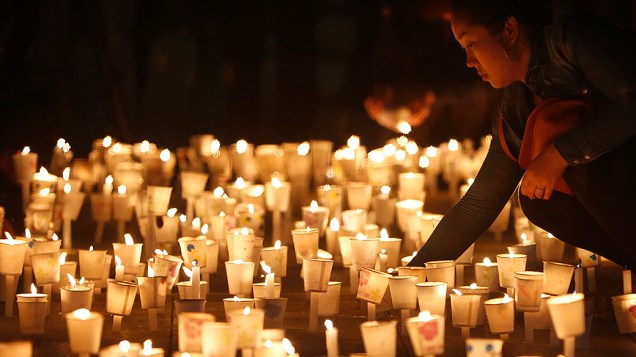 Mulher atende uma vigília à luz de velas em Ansan, para homenagear as vítimas da balsa de passageiros que naufragou na Coreia do Sul