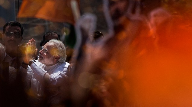 Líder da oposição Narendra Modi saúda eleitores durante desfile em carro aberto em Varanasi, na Índia