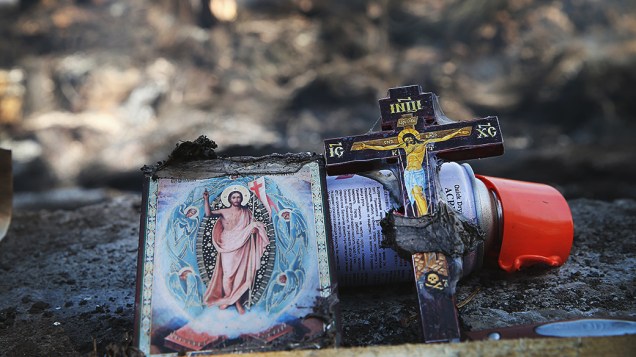Imagens religiosas retiradas do incêndio de uma barricada de manifestantes pró-Rússia na aldeia de Khrestyshche em Slovyansk, na Ucrânia
