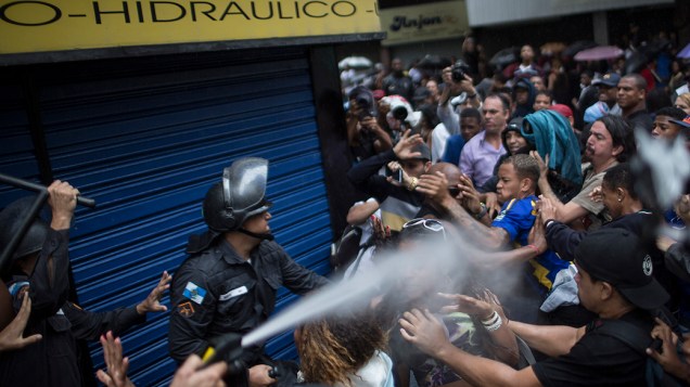 Policial usa spray de pimenta durante protesto de moradores, após enterro do dançarino Douglas Rafael Pereira