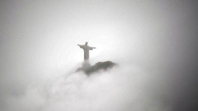 Cristo Redentor, no topo do Monte Corcovado, no Rio de Janeiro, é fotografado rodeado por nuvens nesta quinta-feira (24)