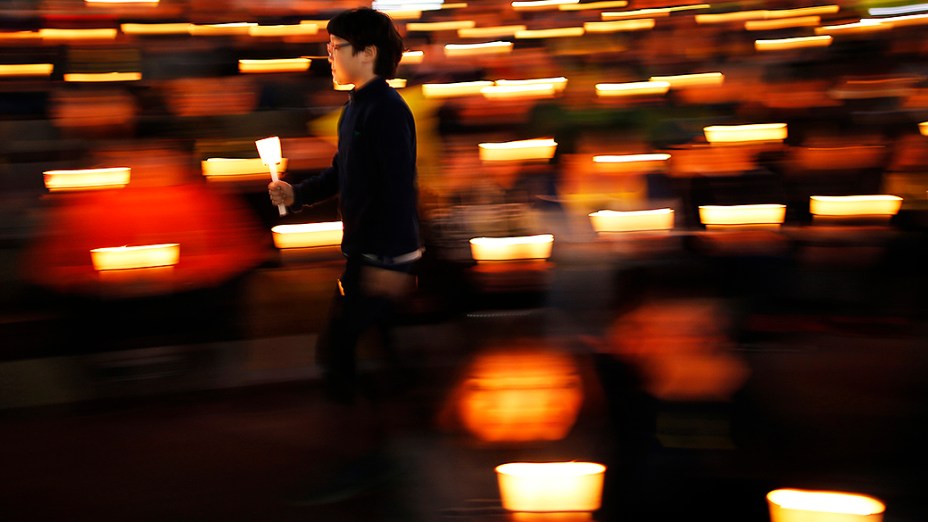 Menino participa de uma vigília à luz de velas em Ansan, para homenagear as vítimas do naufrágio da balsa de passageiros Sewol, na Coreia do Sul