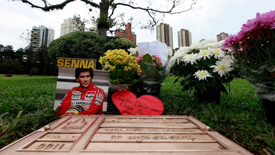 Flores no túmulo de Ayrton Senna no cemitério do Morumbi. Morte do piloto completa 20 anos nesta quinta-feira (01)