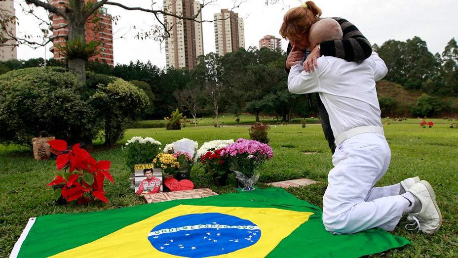 Nesta quinta-feira (1), dezenas de fãs visitaram o túmulo de Ayrton Senna no Cemitério do Morumbi, na Zona Sul de São Paulo, para prestar suas homenagens no 20º aniversário da morte do ídolo da Fórmula 1