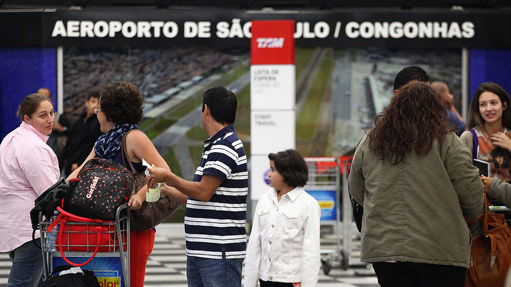 Movimentação intensa de passageiros no saguão do Aeroporto de Congonhas, na zona sul de São Paulo, SP, na manhã desta quinta-feira (1), feriado do Dia do Trabalho