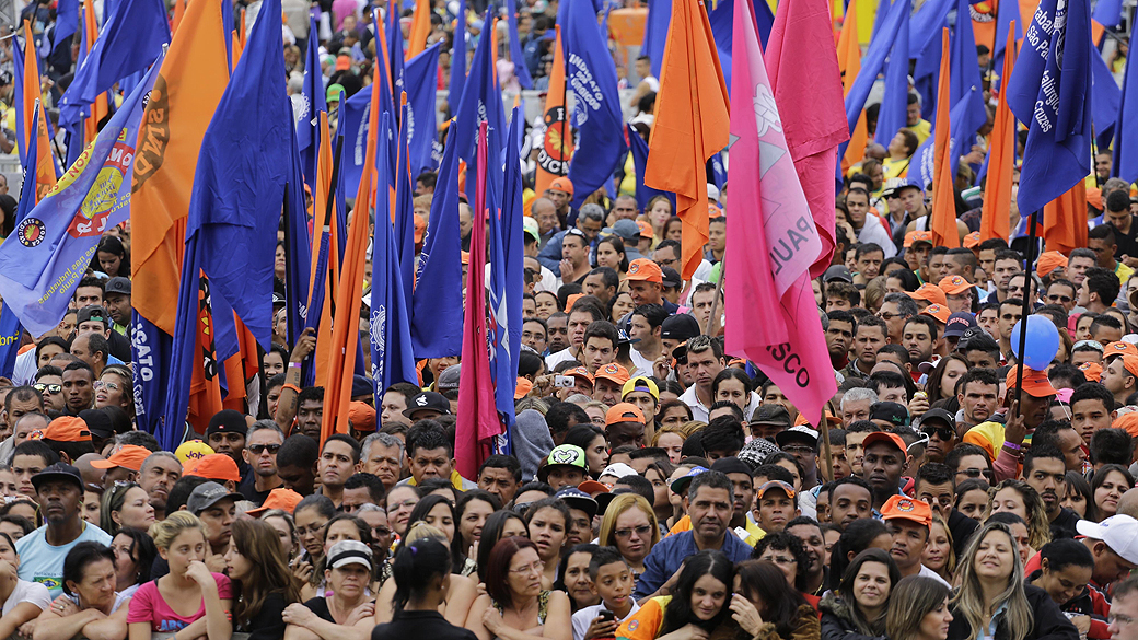 Trabalhadores ligados à Força Sindical celebram o feriado de 1º de maio, Dia do Trabalho, na praça Bagatelle, em São Paulo