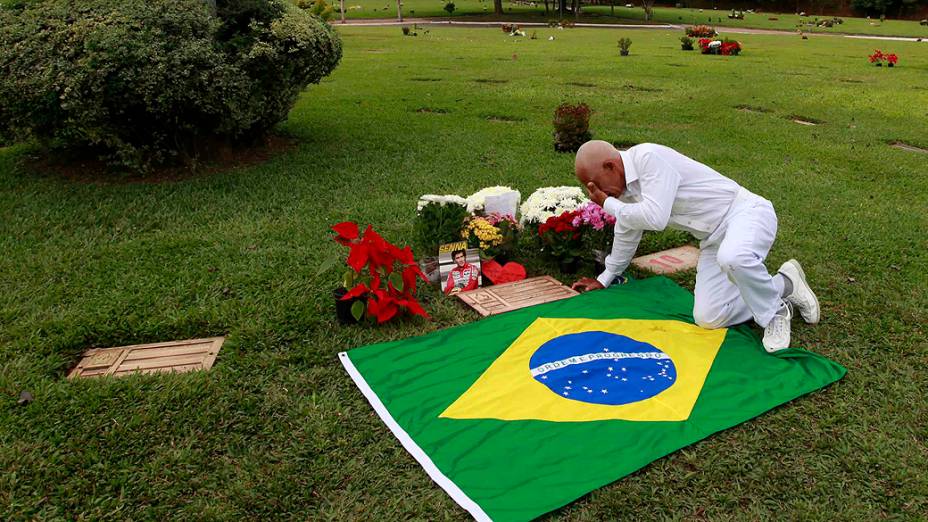 Nesta quinta-feira (1), dezenas de fãs visitaram o túmulo de Ayrton Senna no Cemitério do Morumbi, na Zona Sul de São Paulo, para prestar suas homenagens no 20º aniversário da morte do ídolo da Fórmula 1