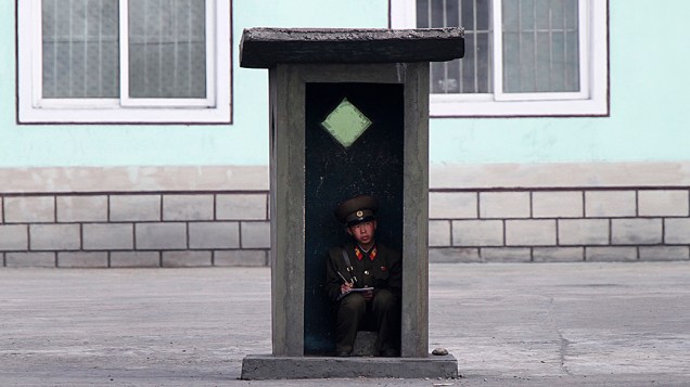 Soldado norte-coreano fica dentro de um posto de sentinela às margens do rio Yalu, perto da cidade de Sinuiju, na fronteira com a China