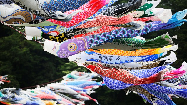 Flâmulas em forma de carpas coloridas tremulam sobre o rio Sagami em Sagamihara, a oeste de Tóquio durante o feriado do Dia das Crianças no Japão