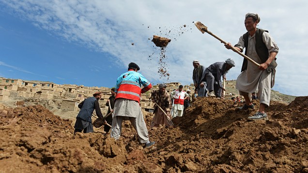 Aldeões buscam por vítimas no local de um deslizamento na província de Badakhshan, no Afeganistão. Equipes de resgate abandonaram a busca por sobreviventes 