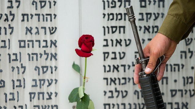 Soldado israelense fica parado em frente a uma placa comemorativa no memorial Armored Corps, durante cerimônia para marcar o Dia da Lembrança em Latrun, perto de Jerusalém. O Dia da Lembrança homenageia soldados e civis israelenses mortos em conflito entre judeus e árabes<br><br> 