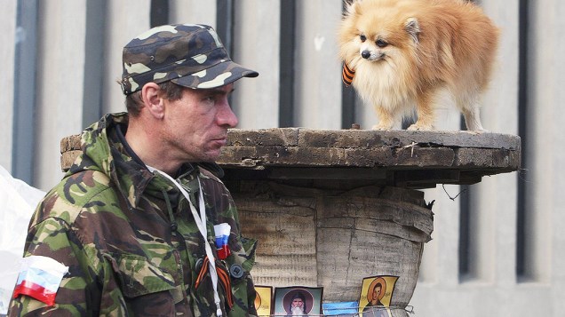 Ativista pró-Rússia fica de guarda em frente a um prédio do governo na cidade de Lugansk, Ucrânia
