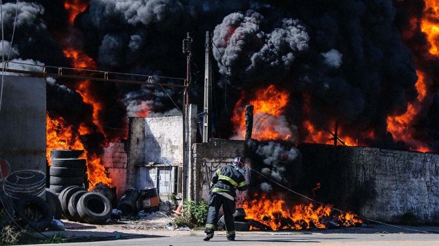 Incêndio atinge fábrica de pneus recauchutados na Avenida Bento Guelfi, na Zona Leste de São Paulo