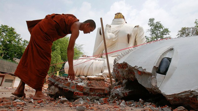 Monge observa estátua de Buda destruída em Chiang Rai, após terremoto de magnitude 6 atingir o norte da Tailândia nesta terça-feira (6), horário local. Uma pessoa morreu e ao menos 23 ficaram feridas em decorrência do tremor, que ainda abalou o país vizinho Mianmar