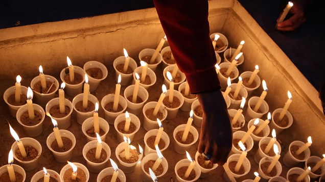 Afegãos acendem velas em homenagem aos mortos em deslizamento