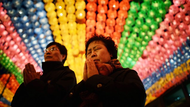 Mulheres rezam debaixo de lanternas durante uma cerimônia que marcou o aniversário de Buda, no templo Jogyesa, em Seul