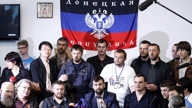 O chefe do governo provisório da auto-proclamada "República Popular de Donetsk" Denis Pushilin (c), dá uma coletiva de imprensa na sede regional do governo em Donetsk, na Ucrânia