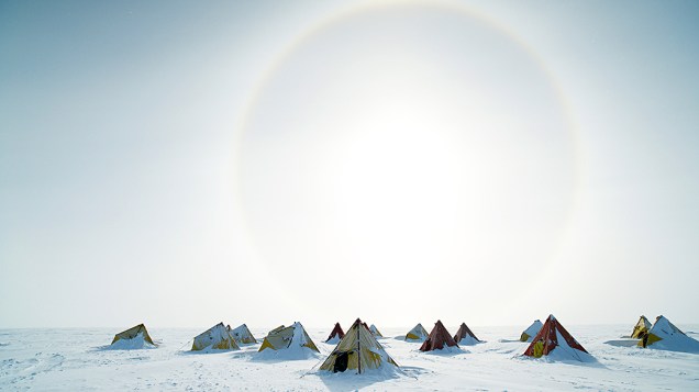 Imagem divulgada pela Divisão Antártica Australiana mostra uma vista exterior dos acampamentos Aurora Basin Science