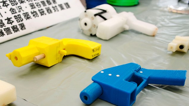 Pistolas de plástico apreendidos que foram criados usando a tecnologia de impressão 3D são exibidos na delegacia de polícia de Kanagawa , em Yokohama, sul de Tóquio
