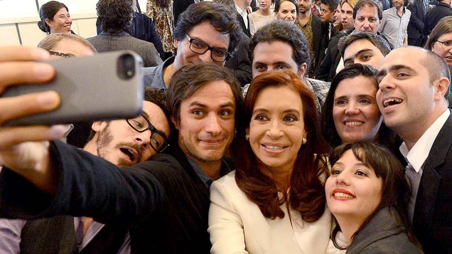 A Presidente da Argentina, Cristina Kirchner, posa para selfie nesta quinta-feira (8) junto com a delegação de atores que vão para o Festival de Cannes