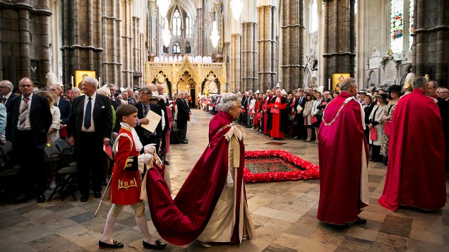 A rainha Elizabeth 2ª participa na abadia de Westminster, em Londres, da cerimônia da Ordem de Bath, evento tradicional da ordem militar que acontece a cada quatro anos