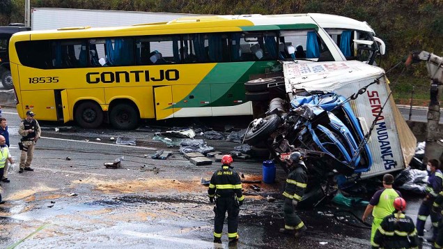 Acidente grave envolvendo ônibus, caminhão e carreta deixa feridos na manhã desta sexta-feira (9), no km 56 da Rodovia Fernão Dias, em Mairiporã, SP, sentido capital paulista