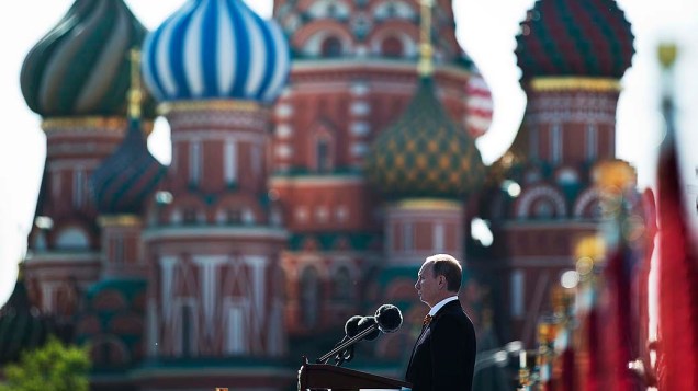 O presidente russo, Vladimir Putin, discursa durante as comemorações do Dia da Vitória na praça Vermelha, na Rússia